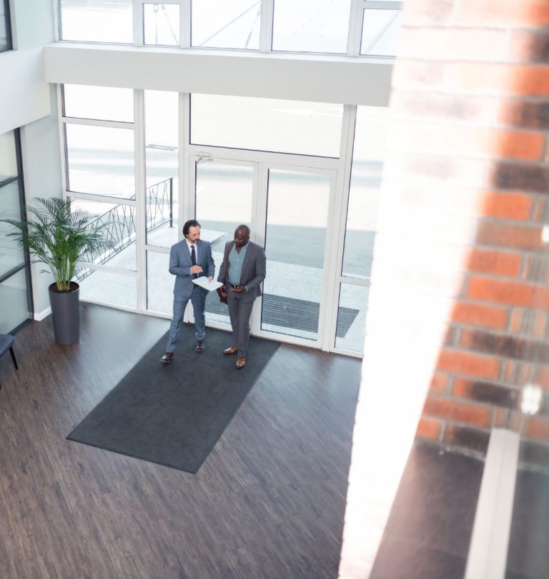 Sécurité du hall de bureau dans une entreprise du secteur tertiaire.