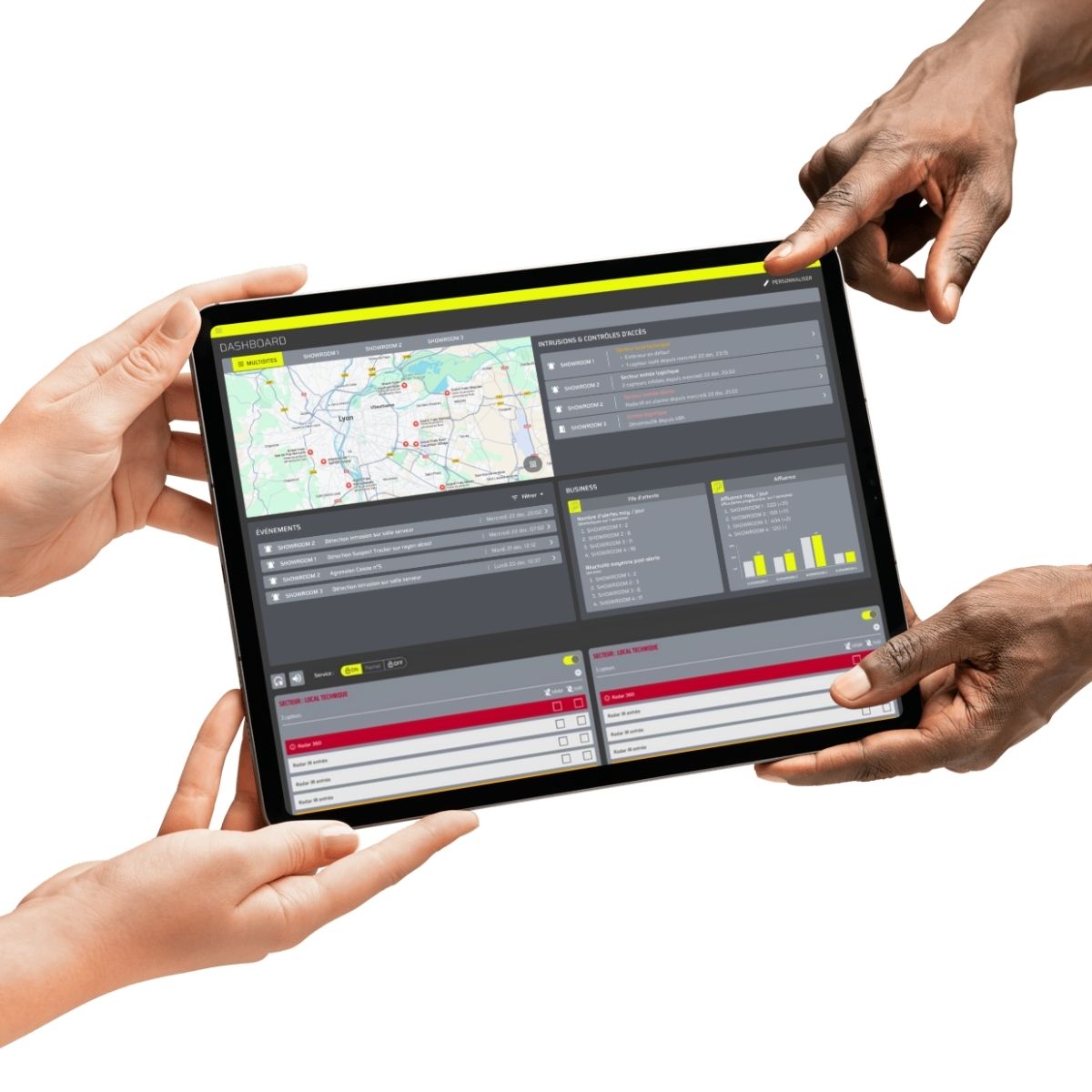 Interface de supervision INNOVEO affichée sur une tablette tenue à deux mains